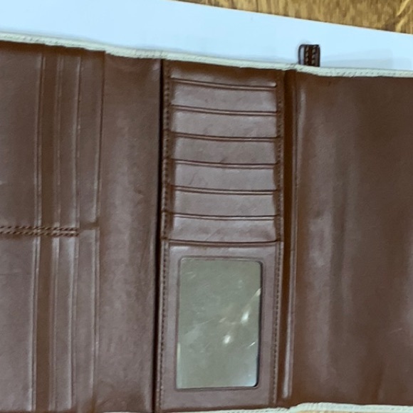 Elegant Beige Leather Wallet - Picture 2 of 11